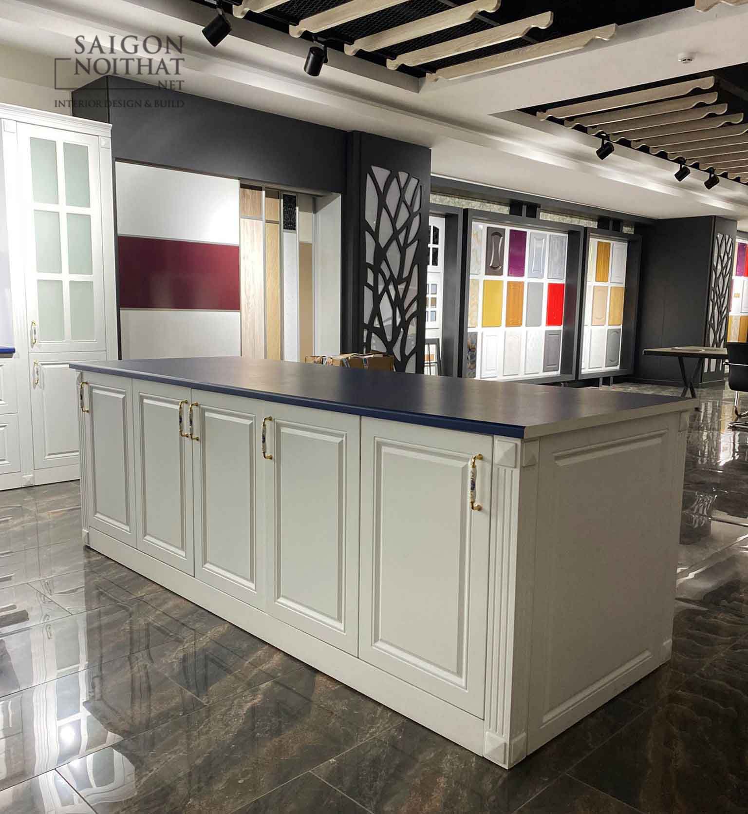 tủ bếp tone trắng kem c&aacute;nh Pano 